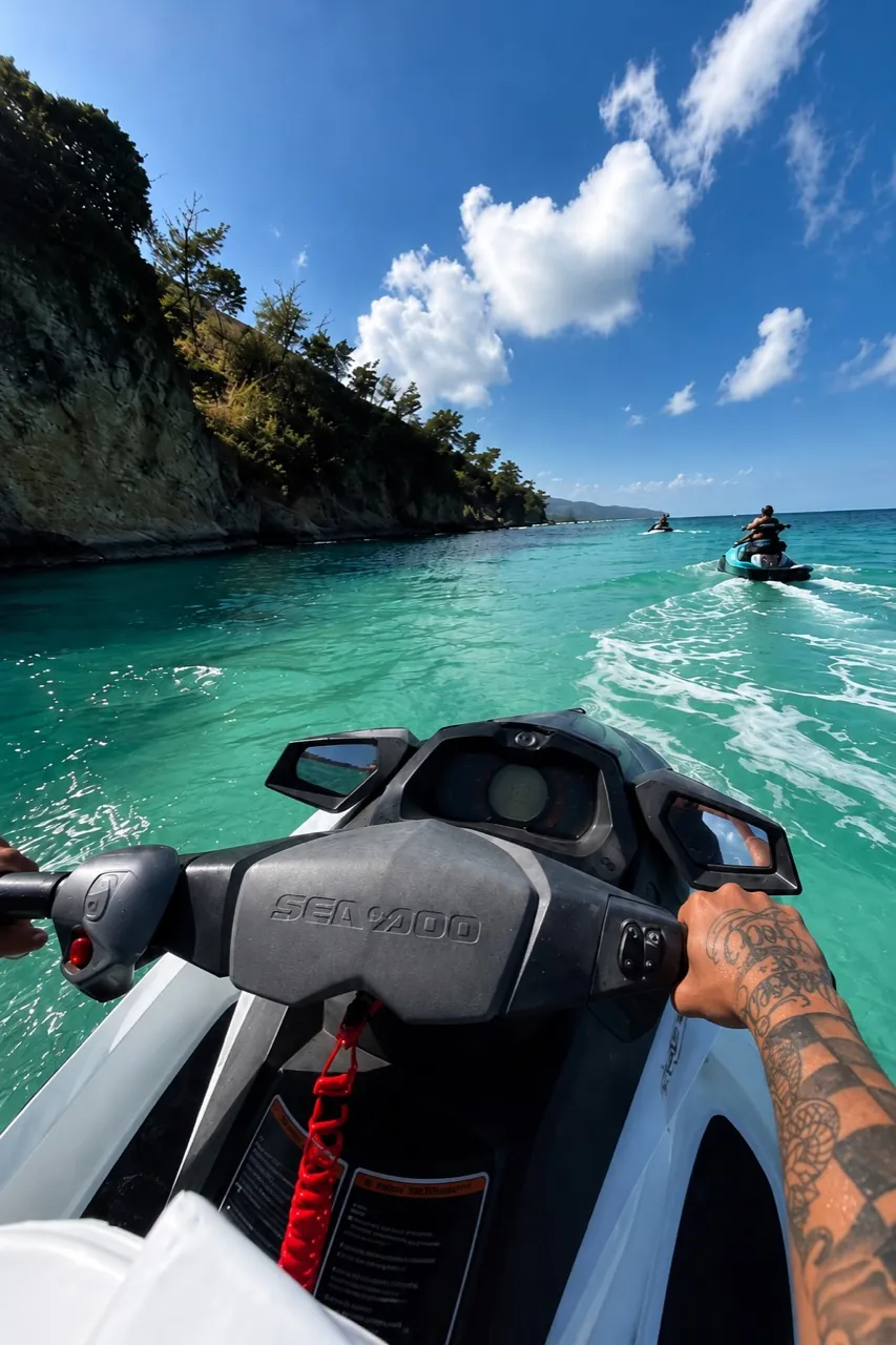 Registro pessoal de White Boss em um jet ski.